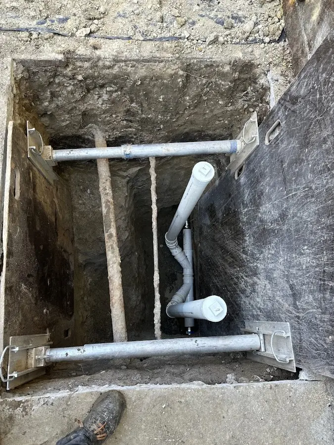 Experienced plumber completing Drain Cleaning work in Aloha